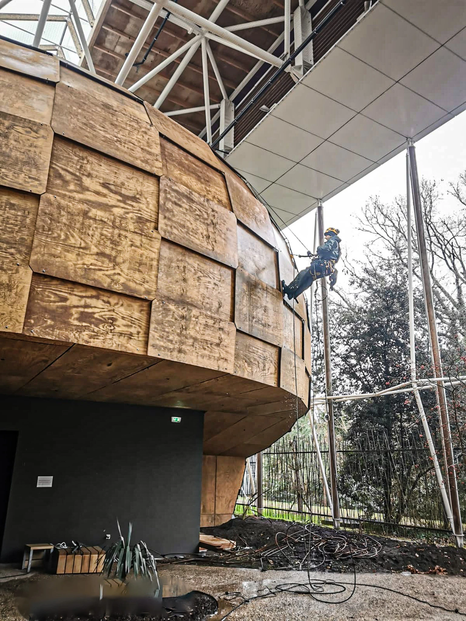 Intervention de cordistes MS Access pour faire briller le bois chez CAP METIERS à Pessac (bâtiment) – 3